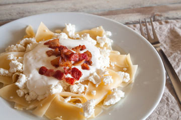 Hungarian cuisine: pasta with cottage cheese