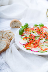 Frischer Frühlingssalat mit Gurken, Radieschen