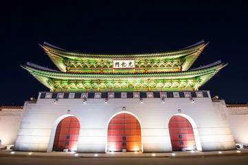 Obraz premium Geyongbokgung Palace at night in Seoul, South Korea.