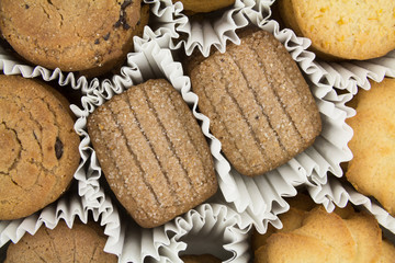 Verschiedene Sorten Kekse in der Dose