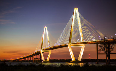 Fototapeta premium Most Arthura Ravenela Jr. oświetlony wieczorem