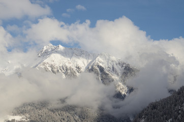 Fototapeta na wymiar montagne con nuvole