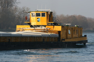 Péniche sur le Rhin à Seltz (Bas-Rhin, Alsace)