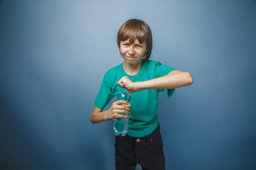 boy teenager European appearance in a green T-shirt can not open