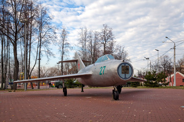 Парк Победителей в Витебске. Истребитель МиГ-17. Беларусь - obrazy, fototapety, plakaty