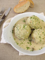 Semmelknödel mit Steinpilzsauce