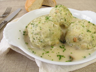 Semmelknödel mit Steinpilzsauce