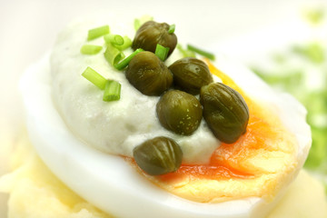 Eier mit Kräuterremoulade und Kapern auf Püree