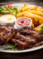 Tasty grilled ribs with vegetables