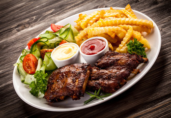 Tasty grilled ribs with vegetables