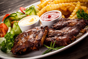 Tasty grilled ribs with vegetables