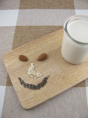 Mandelmilch und Gesichtsausdruck aus Haferflocken und Chia-Samen