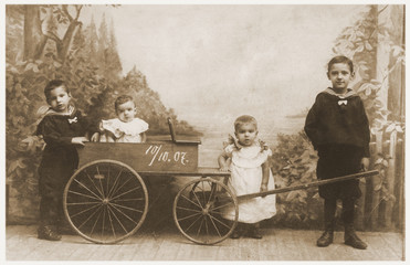 Geschwister im Jahre 1907