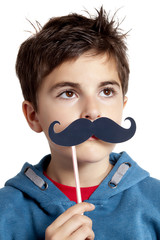 bambino con baffi finti