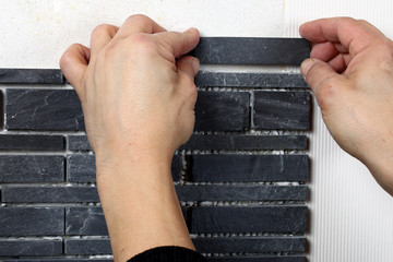 Steinriemchen von Heimwerker an Wand geklebt