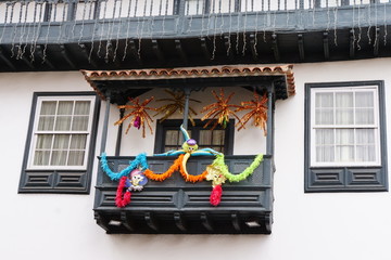für Karneval geschmückter Balkon in der Altstadt