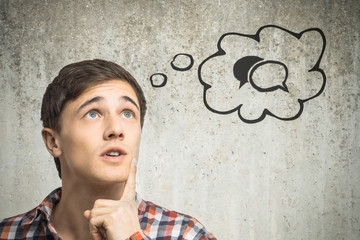 Junger Mann denkt an Chat