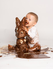 Kleines Baby mit Schokoladen-Osterhase