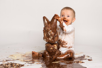 Kleines Baby mit Schokoladen-Osterhase