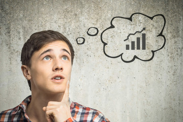 Junger Mann denkt an Diagramm