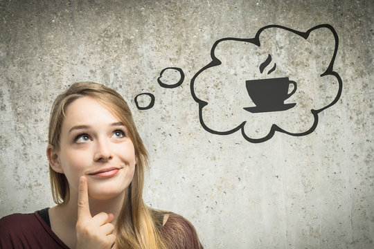 Junge Frau denkt an Kaffee