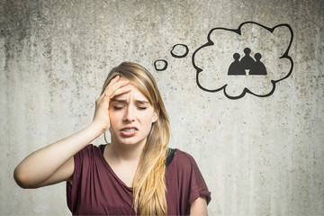 Junge Frau denkt an Menschen