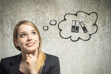 Junge Frau denkt an Ordner