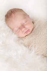 Newborn Kleiner Bub gepuckt
