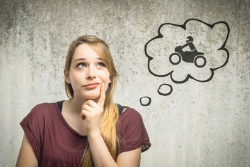 Naklejka premium Junge Frau denkt an Motorrad