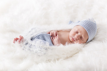 Newborn Kleiner Bub in süßem Outfit