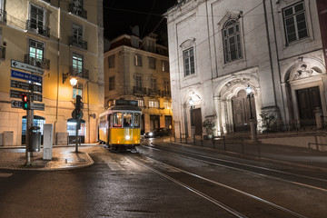 Fototapeta na wymiar Tramway Lisbonne Portugal