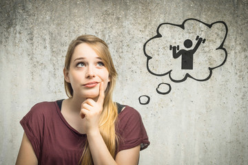 Junge Frau denkt an Sport