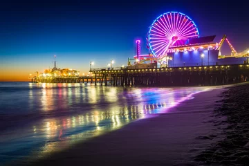 Zelfklevend Fotobehang The Santa Monica Pier at night, in Santa Monica, California. © jonbilous