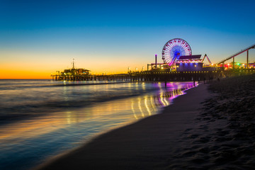 Fototapeta premium Molo w Santa Monica o zachodzie słońca w Santa Monica w Kalifornii.
