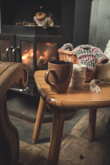 Gemütlich vor dem Kamin stricken