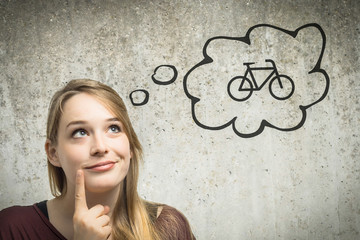 Junge Frau denkt an Fahrrad