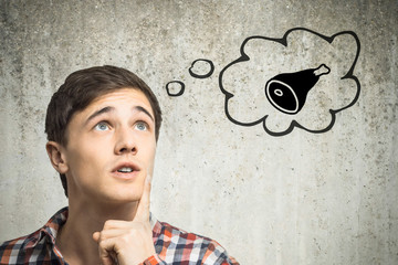 Junger Mann denkt an Haxe