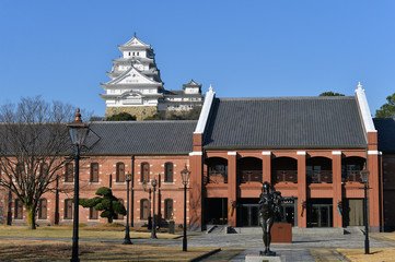 Naklejka premium 姫路市立美術館と姫路城-2