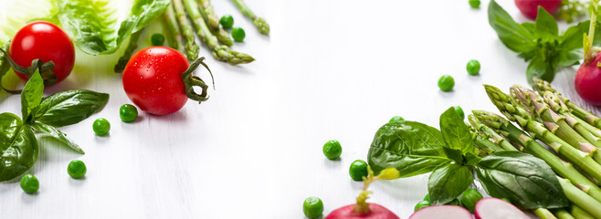 Légumes frais sur la table en bois blanche