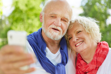 Paar Senioren macht Selfie Selbstportrait