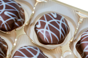 leckere Pralinen in einer Schachtel