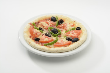 Pizza de queso y bacon, con tomate y aceitunas negras