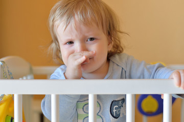 Mały chłopczyk w łóżeczku © nestonik