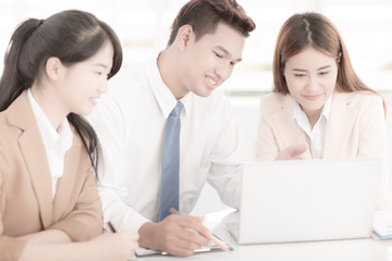 Obraz premium Business people discussing the charts and graphs showing the res