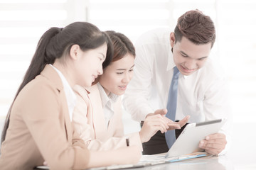 Obraz premium Business people discussing the charts and graphs showing the res