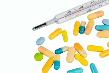 Fieberthermometer und Tabletten