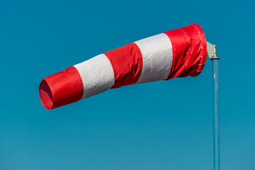 Windsack vor blauem Himmel
