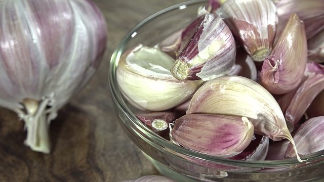 Fresh Garlic (seamless loopable) as 4K UHD footage