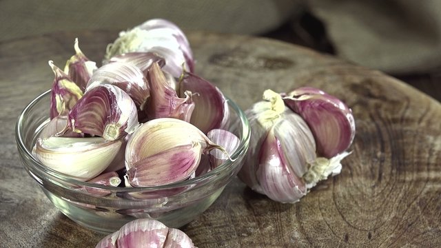 Fresh Garlic (not seamless loopable) as 4K UHD footage