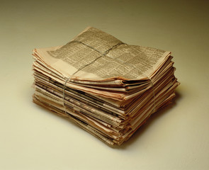 Paquetes de periódicos atados.